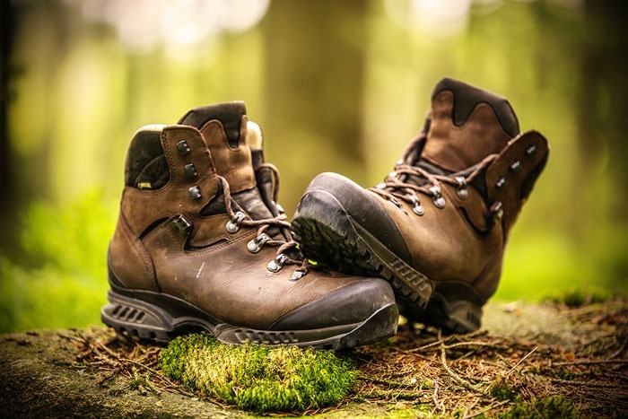lacing hiking boots