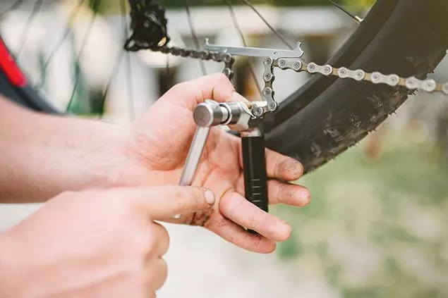 How to tighten a bike chain on store a mountain bike