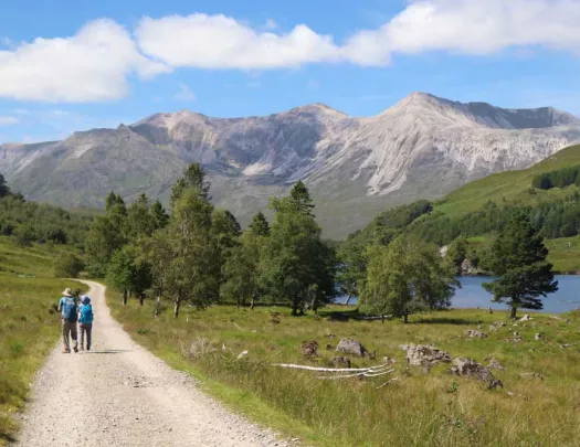 Scotland Walking & Hiking Tour - Hikers and Loch