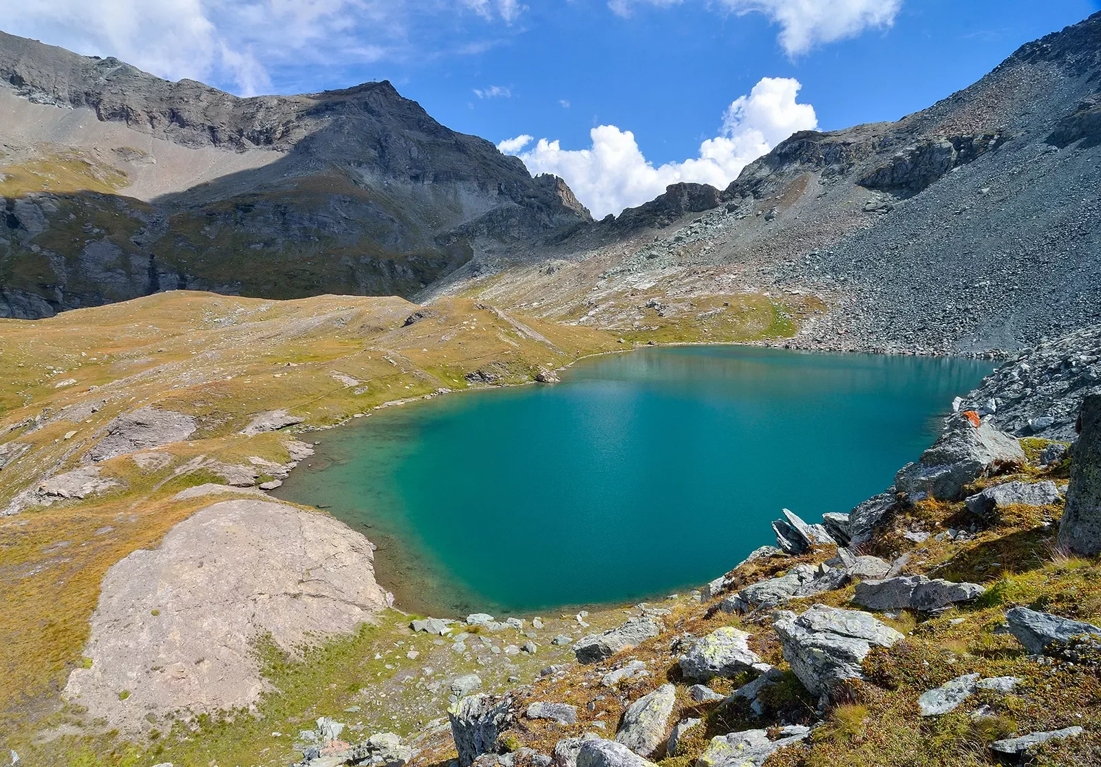 Lake in the middle of a valley surrounded by gravel