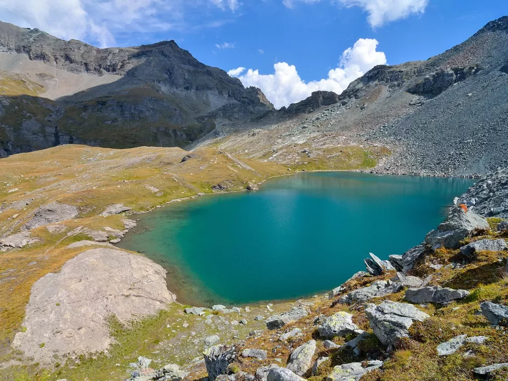 Lake in the middle of a valley surrounded by gravel